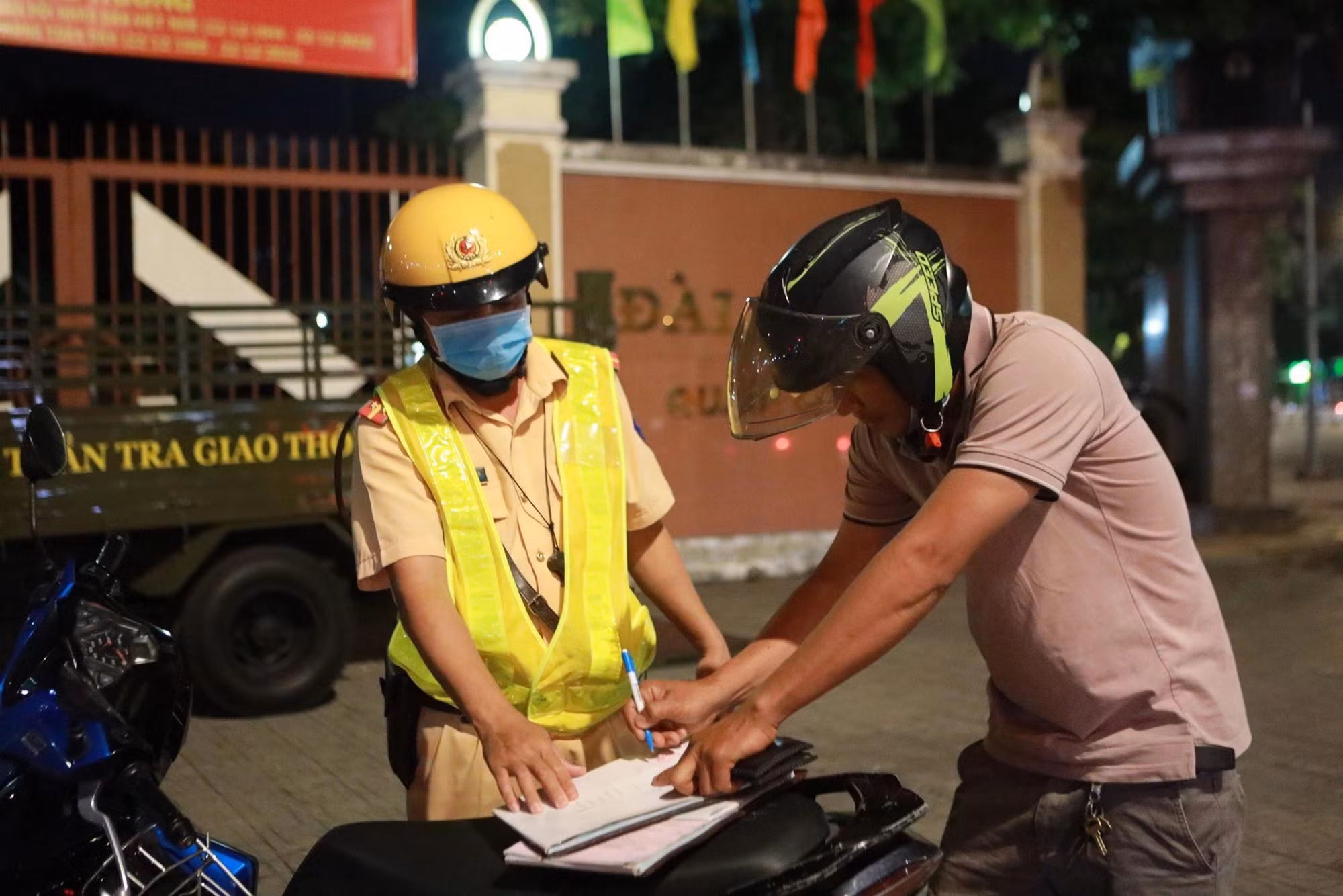 Cảnh sát giao thông lập biên bản xử phạt vi phạm hành chính người dân vi phạm quy định của luật giao thông đường bộ.