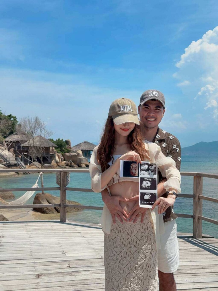 Đức Huy và bà xã đang có chuyến nghỉ dưỡng tại Nha Trang. Ảnh: Facebook