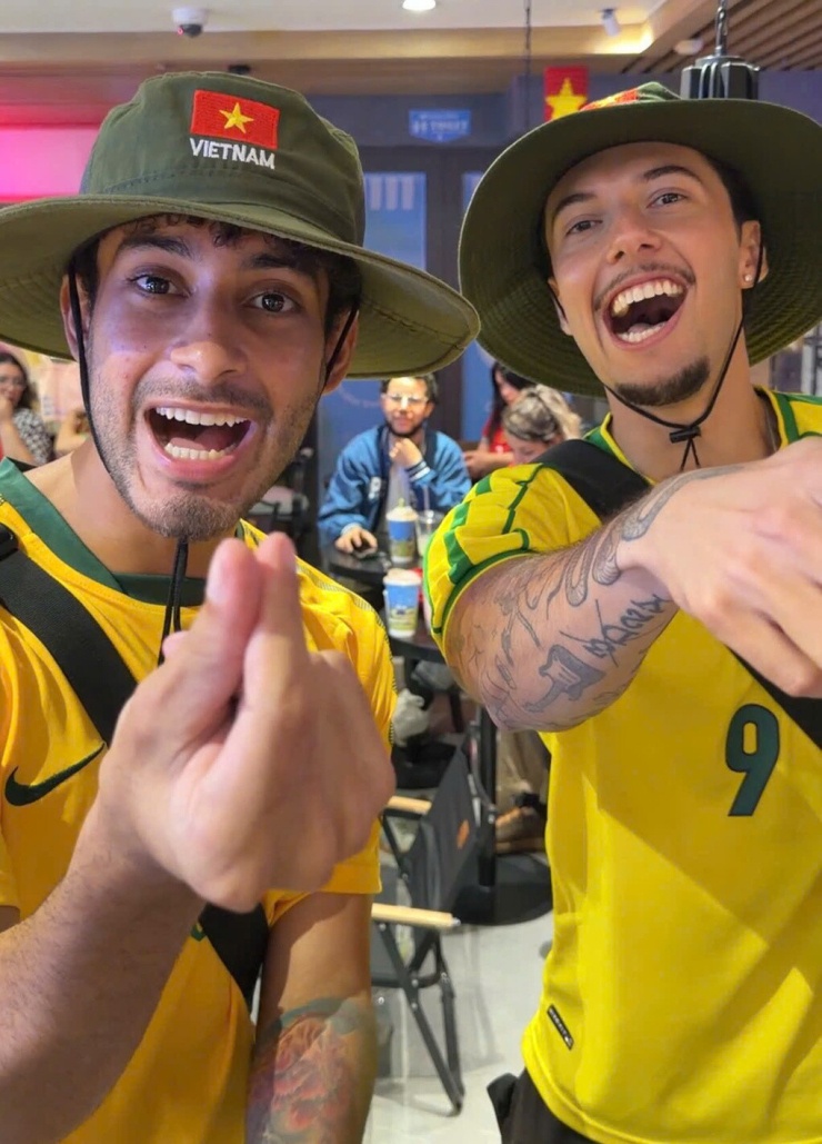 Will Courageux (bìa trái), 35 tuổi, quốc tịch Pháp xem World Cup 2026 cùng bạn bè tại một quán cà phê ở Hà Nội, tháng 6/2026. Ảnh: Nhân vật cung cấp