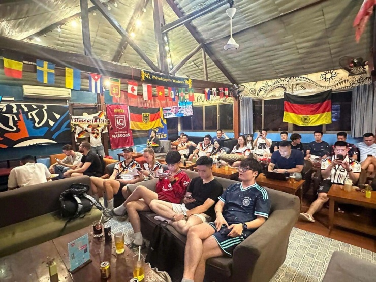 Không khí xem World Cup tại một quán cà phê tại Hà Nội rạng sáng, ngày 22/6. Ảnh: Puku Cafe & Sports Bar
