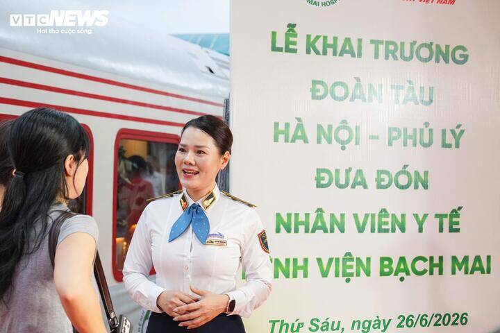 Chuyến tàu đặc biệt chở hơn 1.200 y bác sĩ Bệnh viện Bạch Mai lăn bánh - 4