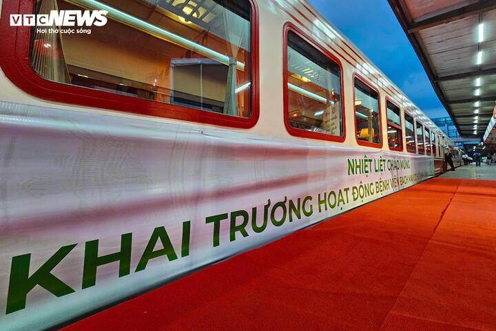 Chuyến tàu đặc biệt chở hơn 1.200 y bác sĩ Bệnh viện Bạch Mai lăn bánh - 5