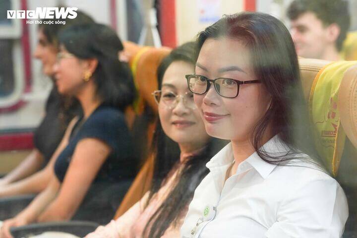 Chuyến tàu đặc biệt chở hơn 1.200 y bác sĩ Bệnh viện Bạch Mai lăn bánh - 7