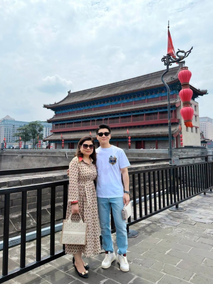 Ảnh sao 26/6: Anh chồng Đỗ Mỹ Linh khoe 'đặc quyền' bên mẹ - 7