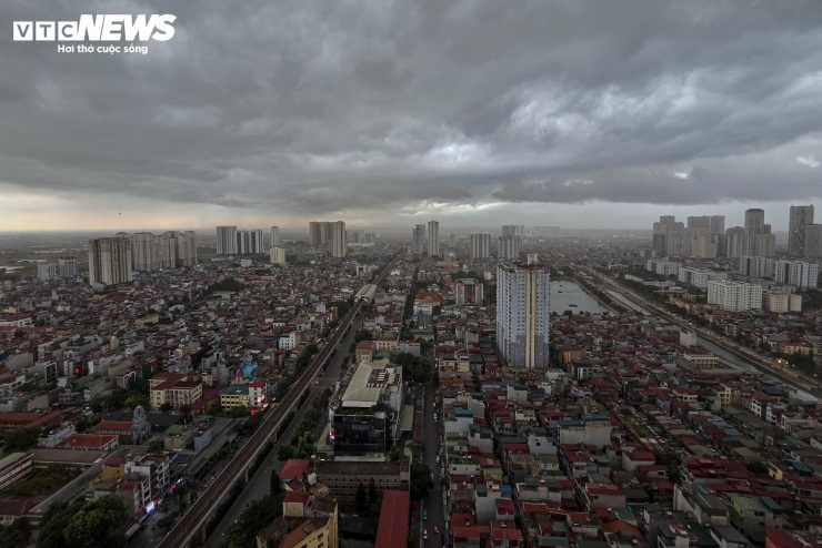 Hà Nội đón 'mưa vàng' đúng giờ cao điểm, nhiều tuyến phố ùn tắc - 1
