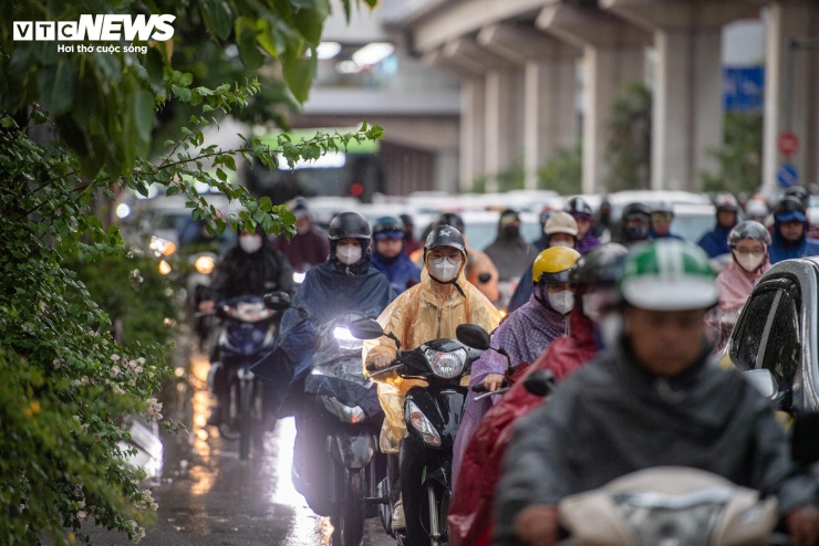 Hà Nội đón 'mưa vàng' đúng giờ cao điểm, nhiều tuyến phố ùn tắc - 4