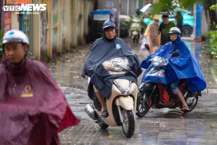 Hà Nội đón 'mưa vàng' đúng giờ cao điểm, nhiều tuyến phố ùn tắc - 6