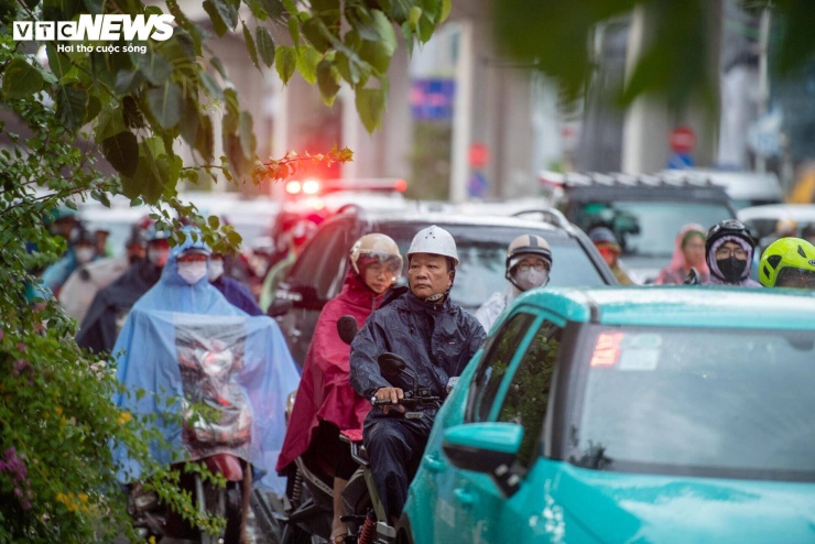 Hà Nội đón 'mưa vàng' đúng giờ cao điểm, nhiều tuyến phố ùn tắc - 9