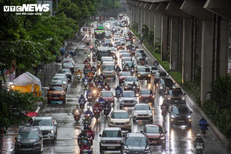 Hà Nội đón 'mưa vàng' đúng giờ cao điểm, nhiều tuyến phố ùn tắc - 11