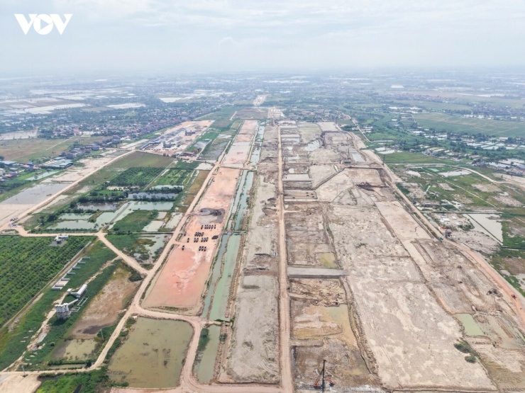 Sau hơn 9 tháng kể từ ngày khởi công vào 19/8/2025, dự án Cảng hàng không Gia Bình đang chuyển mình mạnh mẽ với nhiều hạng mục trọng điểm dần thành hình trên đại công trường rộng lớn.