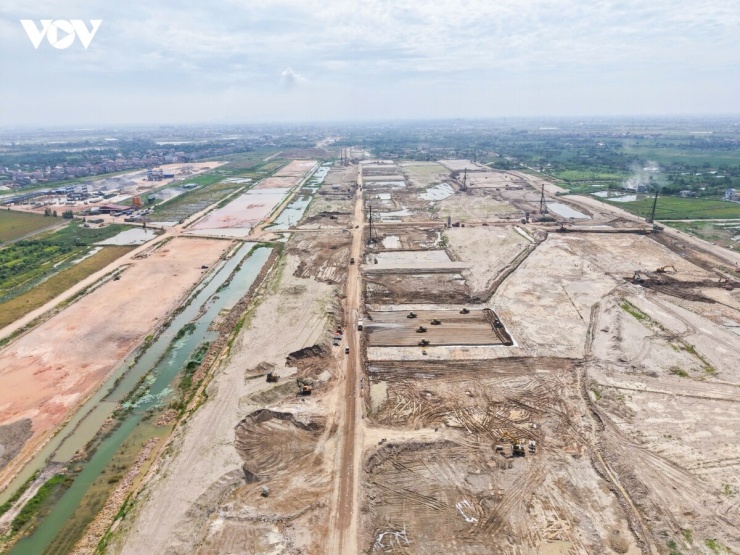 Bên cạnh lợi thế về kết nối giao thông, sân bay Gia Bình còn nằm ở vị trí chiến lược khi tiếp giáp và kết nối thuận lợi với hàng loạt khu công nghiệp lớn của Bắc Ninh, Bắc Giang cũ, Hưng Yên, Hải Dương cũ và khu vực phía Bắc Hà Nội. Đây được xem là yếu tố quan trọng giúp sân bay phát huy vai trò là trung tâm logistics hàng không của vùng, đáp ứng nhu cầu vận chuyển hàng hóa xuất nhập khẩu với quy mô lớn.