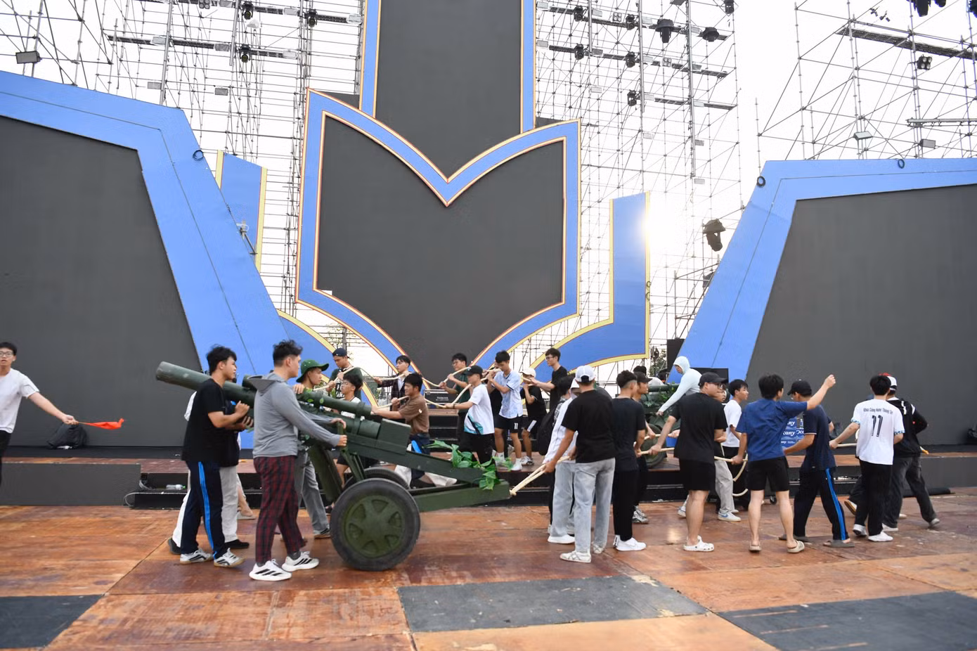 Hàng trăm dancer đội nắng xuyên trưa vì concert Thanh Xuân - 1