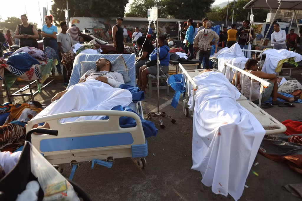 Venezuela căng mình giành sự sống dưới đống đổ nát, nhiều nước khẩn cấp hỗ trợ - 1
