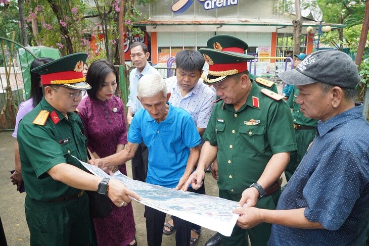 Bộ Tư lệnh TPHCM cùng các nhân chứng đã khảo sát thực địa tại khu vực Công viên Lê Thị Riêng. Ảnh: Bộ Tư lệnh TPHCM