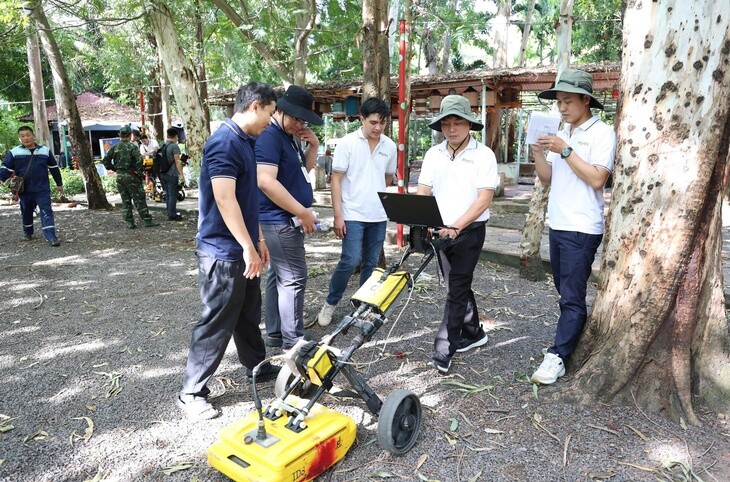 Radar xuyên đất khảo sát tại các khu vực công viên. Ảnh: L.T.