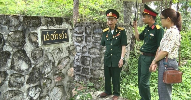 Anh hùng La Văn Cầu thăm các lô cốt Pháp tại Khu di tích chiến thắng Đông Khê, năm 2000. Ảnh: TTXVN