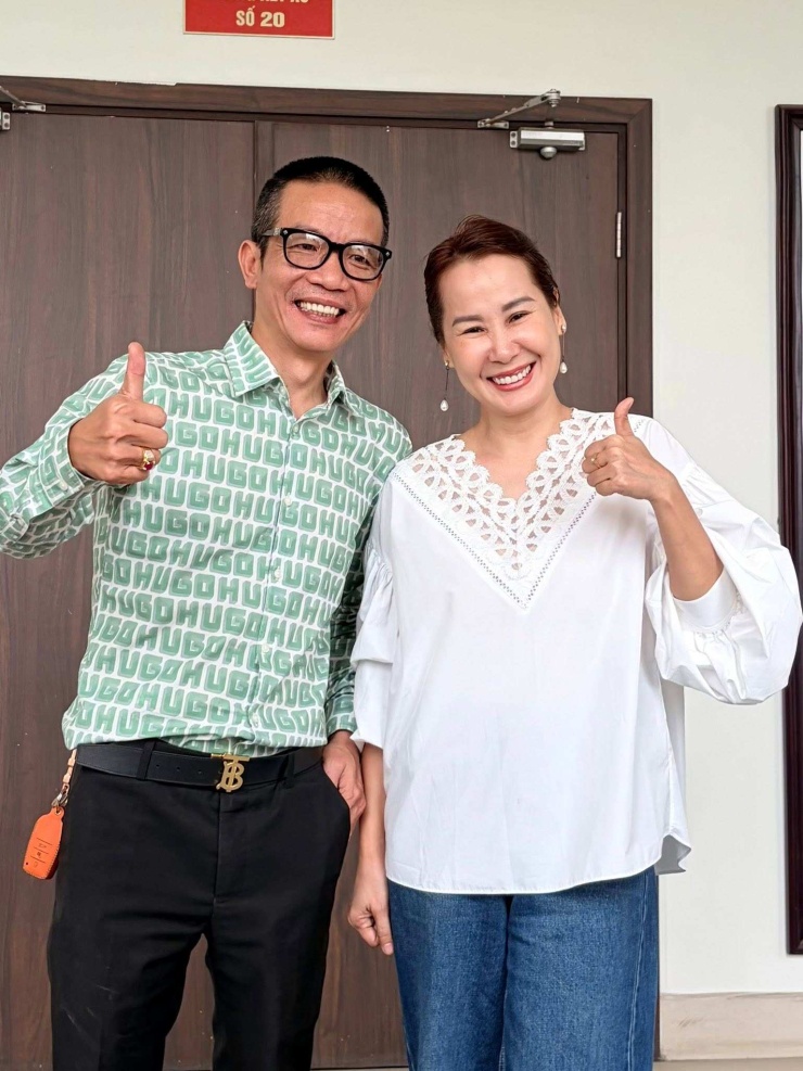 Nụ cười của nhạc sĩ Giáng Son và nhạc sĩ Nguyễn Vĩnh Tiến sau khi thắng kiện BH Media. Ảnh: NVCC
