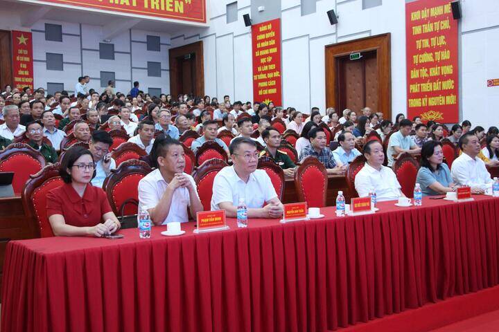 Các đại biểu dự hội nghị tiếp xúc cử tri.