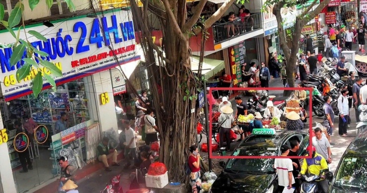 Vi phạm vỉa hè trên phố Phủ Doãn được camera AI phát hiện, tháng 6/2026. Ảnh: CACC