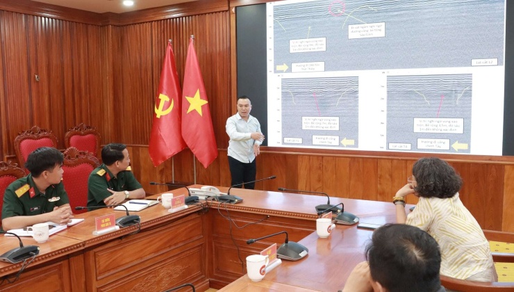 Thành viên Tổ công tác Viện thiết kế (Tổng cục Hậu cần - Kỹ thuật, Bộ Quốc phòng) báo cáo sơ bộ kết quả sử dụng radar xuyên đất khảo sát các vị trí mộ tập thể. Ảnh: Lê Sáu. 