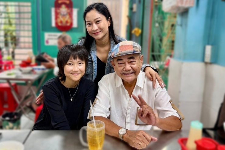 Diễn viên Việt Anh cùng con gái Phương Anh (trái) và vợ kiêm quản lý - Chân Chân.