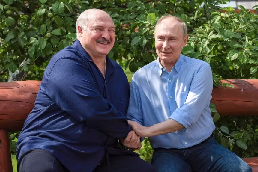 Tổng thống Nga Vladimir Putin và Tổng thống Belarus Alexander Lukashenko. (Ảnh: AP)