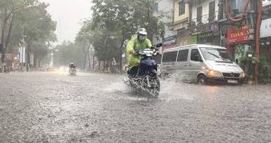 Cảnh báo dông lốc nội thành Hà Nội