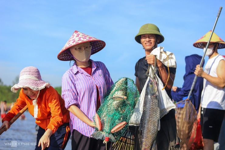 Hàng nghìn người đội nắng bắt cá cầu may - 10