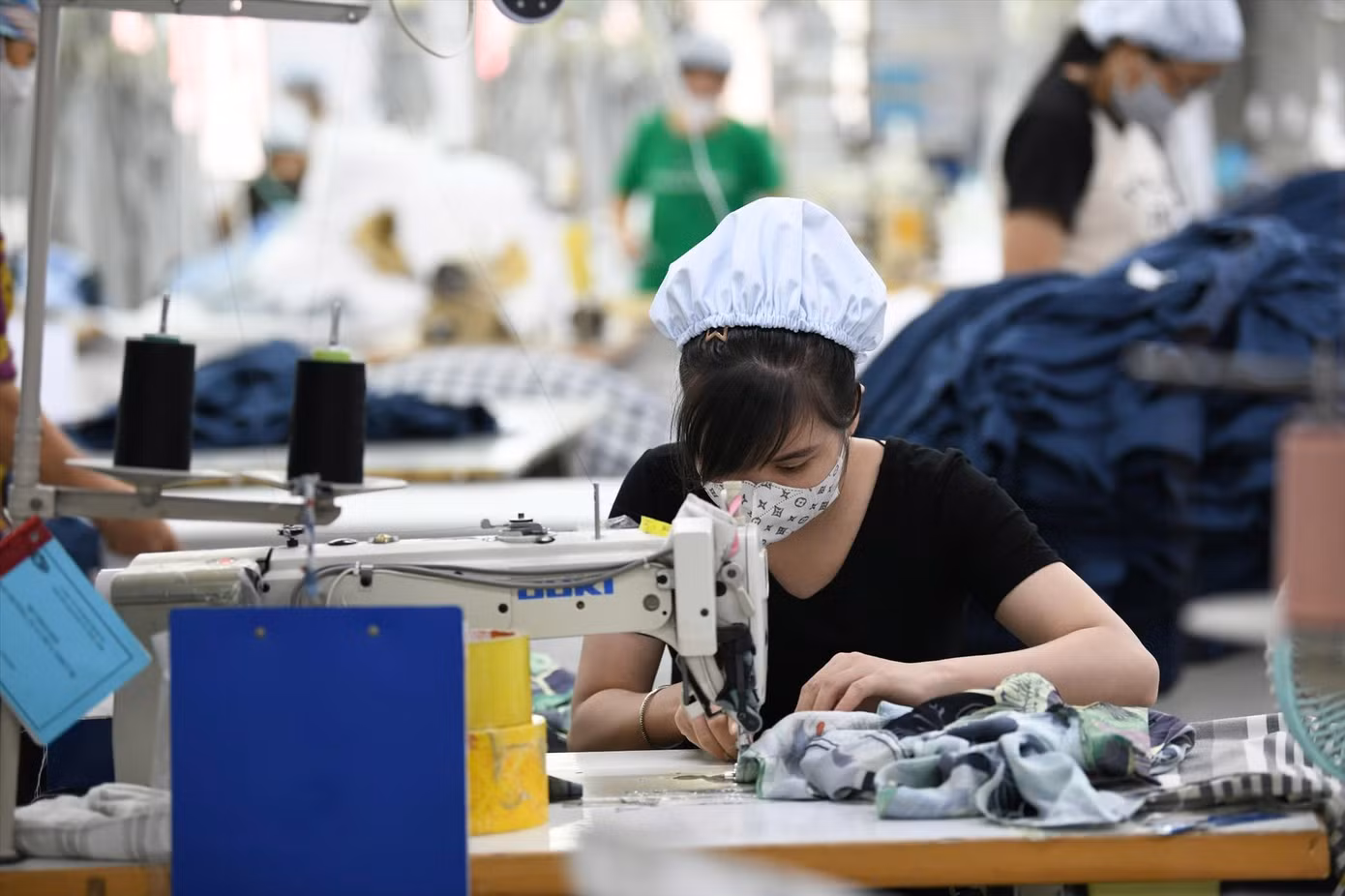 Quy định miễn thuế đối với tiền lương, tiền công làm việc ban đêm, làm thêm giờ là một trong những nội dung nhận được nhiều sự quan tâm. Ảnh: Như Ý.