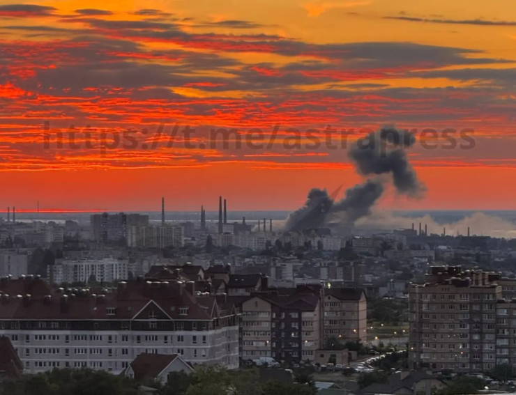 Khói bốc lên từ nhà máy quân sự ở Volgograd, Nga, sau một cuộc tấn công được báo cáo là của Ukraine vào ngày 27 tháng 6 năm 2026. (Astra / Telegram)