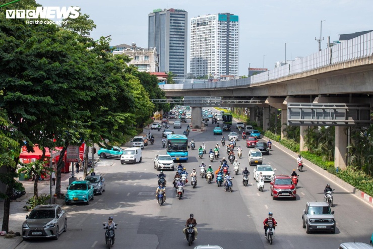 Sau hơn 3 tháng phục vụ thi công dự án chống ngập, tuyến đường Nguyễn Trãi (phường Thanh Xuân, Hà Nội) đã được hoàn trả mặt bằng, nhiều đoạn được thảm nhựa mới, giúp việc đi lại của người dân thuận lợi hơn sau thời gian dài chịu ảnh hưởng bởi công trường.