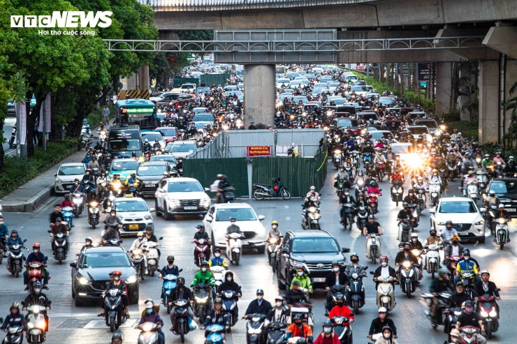 Trước đó, từ giữa tháng 3, để phục vụ dự án xây dựng hệ thống cống hộp chống ngập, đơn vị thi công tổ chức rào chắn nhiều vị trí trên đường Nguyễn Trãi. Khu vực thi công kéo dài gần 1km, được chia thành nhiều phân đoạn với chiều rộng chiếm dụng đáng kể mặt đường. (Hình ảnh PV Báo Điện tử VTC News ghi nhận ngày 17/3/2026)
