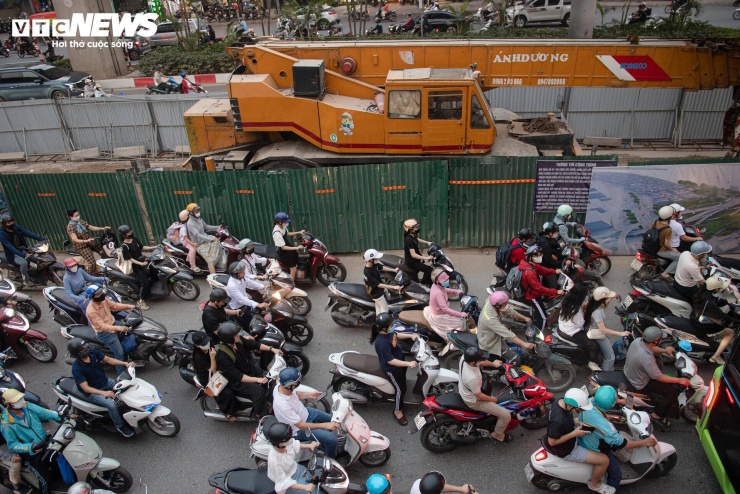Việc thi công khiến phần diện tích dành cho phương tiện lưu thông bị thu hẹp. Trong khi đó, Nguyễn Trãi vốn là một trong những tuyến đường có lưu lượng giao thông lớn của Hà Nội nên tình trạng ùn ứ thường xuyên xảy ra, đặc biệt vào các khung giờ cao điểm sáng và chiều. (Hình ảnh PV Báo Điện tử VTC News ghi nhận ngày 8/4/2026)