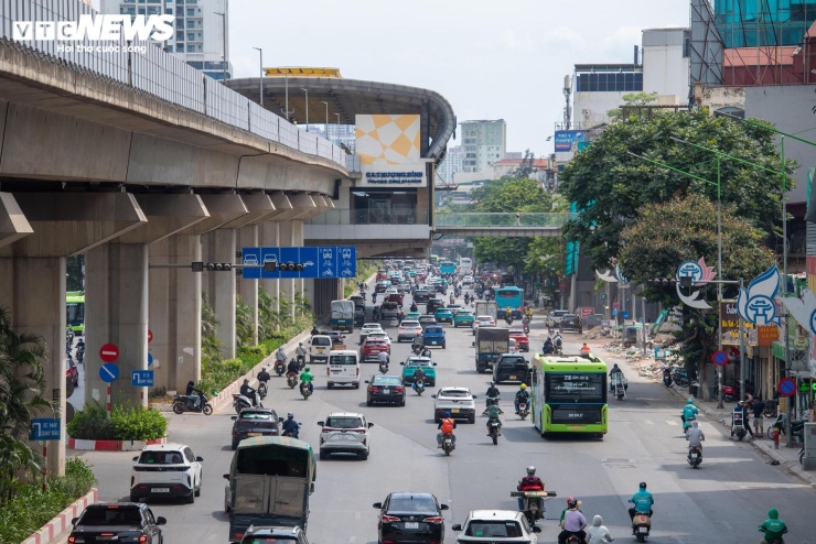 Đến nay, toàn bộ hàng rào phục vụ thi công trên đường Nguyễn Trãi đã được tháo dỡ. Đoạn từ khu vực Royal City đến nút giao Nguyễn Trãi - Vũ Trọng Phụng, dài gần 800m, đã được hoàn thành thảm nhựa.