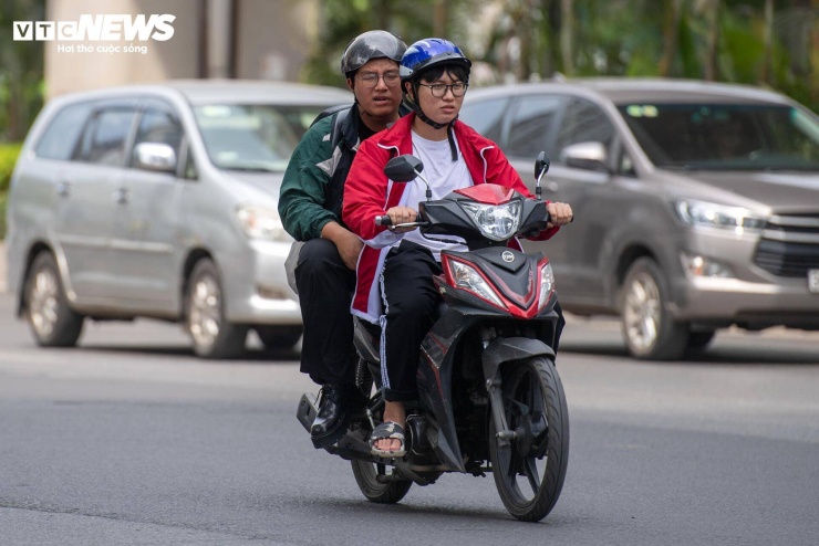 "Em thường đi học qua tuyến này. Có những hôm xe gần như chỉ nhích từng chút một vì lượng phương tiện quá đông. Nay công trường được dỡ bỏ, mặt đường bằng phẳng hơn nên việc đi lại nhẹ nhàng hơn rất nhiều", bạn An, ở phường Hà Đông cho biết.