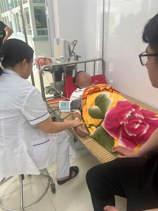 Ông Vũ Trung T đang được chăm sóc, theo dõi sức khỏe tại Trạm Y tế xã Đồng Phúc.
