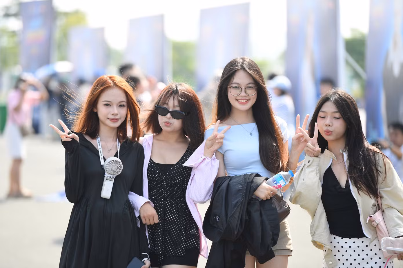 Nhóm bạn trẻ có ngoại hình nổi bật hào hứng tham gia concert Thanh xuân. Giữa thời tiết nắng nóng, các bạn trẻ đã chuẩn bị sẵn quạt, nước uống để "cháy" cùng thần tượng.