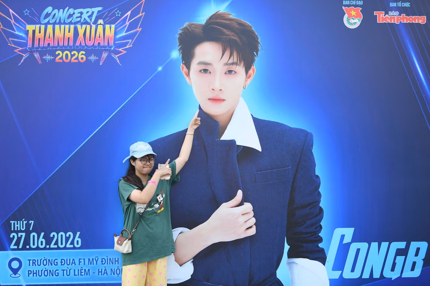 Fan nữ chụp hình cùng CongB.