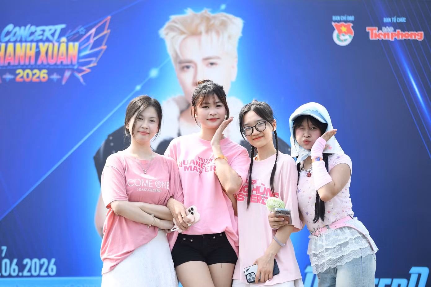 Chương trình đón khán giả từ 13h. Trong quãng thời gian chờ đợi tới giờ diễn, khán giả có thể trải nghiệm các gian hàng ẩm thực, chụp hình cùng photobooth của thần tượng.
