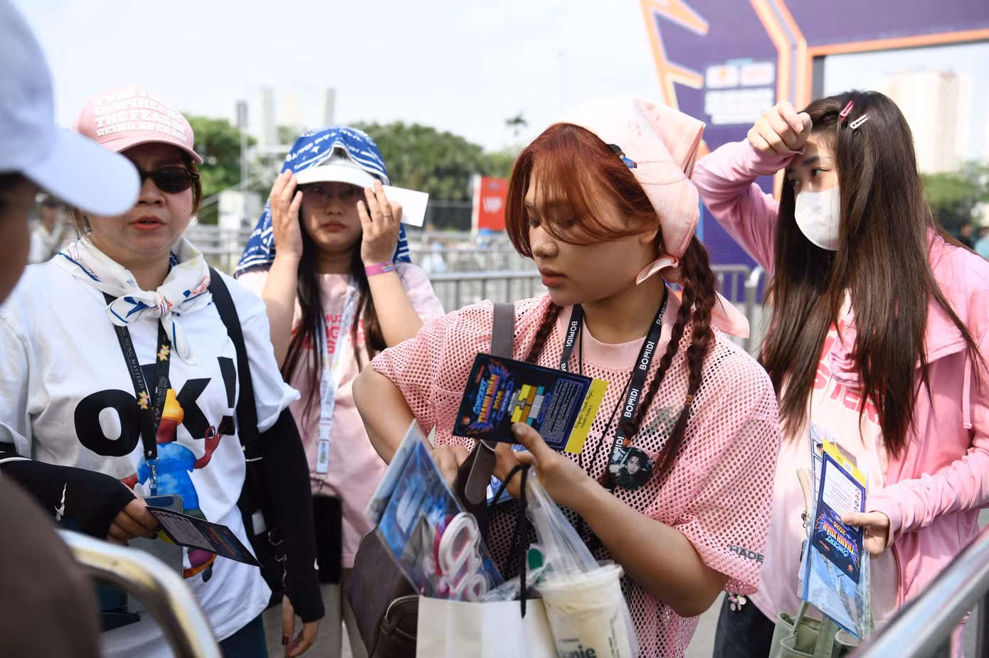 Với khu vực fanzone, vé chỉ được sử dụng một lần, khán giả không nên ra ngoài sau khi đã check-in. Khi cần ra ngoài fanzone, khán giả phải đi theo lối được hướng dẫn và xuất trình vòng đeo tay khi quay lại. Ban tổ chức không giải quyết các trường hợp tháo, mất hoặc hỏng vòng đeo tay.