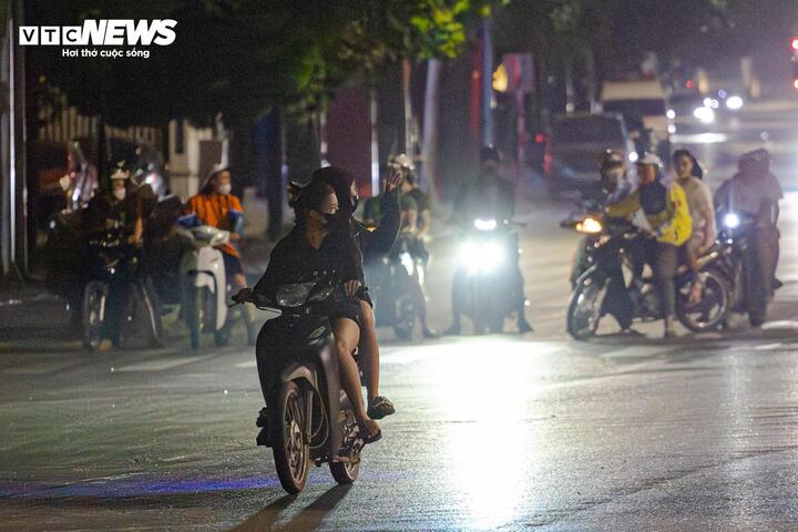 Tại nút giao Trường Chinh - Tôn Thất Tùng, khi các phương tiện đang dừng chờ đèn đỏ, nhiều quái xế vẫn ngang nhiên luồn lách qua dòng xe, vượt đèn đỏ và tăng ga bỏ chạy, bất chấp nguy cơ va chạm với các xe khác.