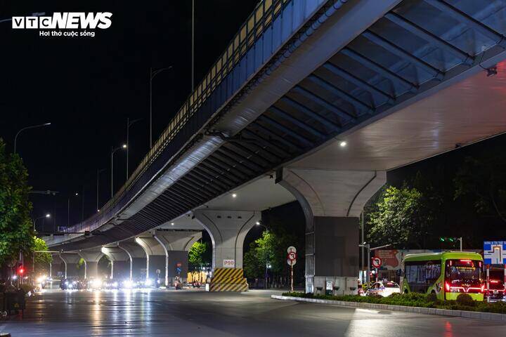 Khi màn đêm buông xuống, những tuyến phố Hà Nội dần yên tĩnh. Thế nhưng, sự bình yên ấy nhanh chóng bị xé toang bởi tiếng động cơ gầm rú, tiếng nẹt bô chát chúa cùng những màn lạng lách, đánh võng của các nhóm "quái xế" lao vun vút trên đường.