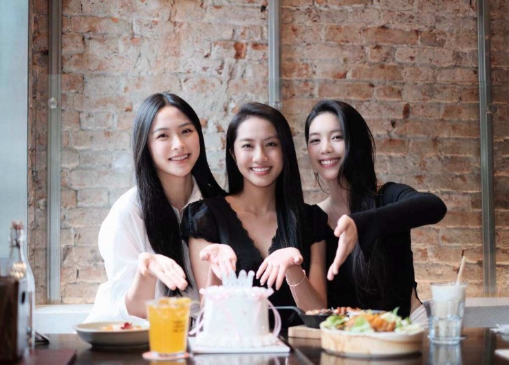 Ảnh sao 28/6: Lê Giang cưng nựng con gái của Lê Lộc - 1