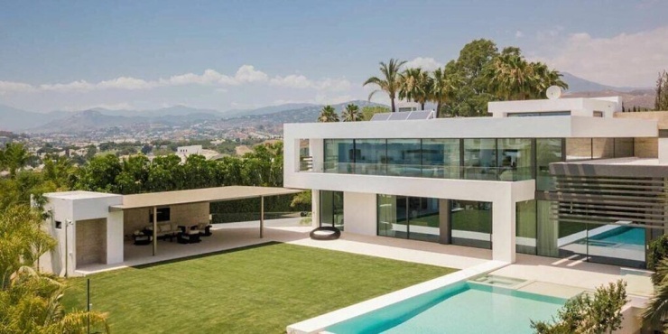 Biệt thự của Haaland tại Marbella, Tây Ban Nha, có hình khối hiện đại, sân vườn hướng ra cảnh quan đồi núi. Ảnh: Sportune