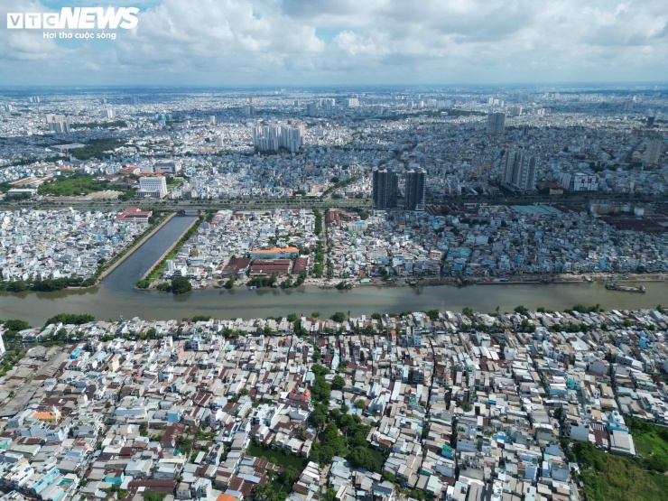 Những ngày cuối tháng 6, ghi nhận của PV Báo Điện tử VTC News tại khu vực dự án cầu đường Bình Tiên cho thấy nhiều vị trí được giải phóng mặt bằng từ nhiều năm trước, trong khi không ít đoạn tuyến vẫn là khu dân cư đông đúc xen kẽ kênh rạch.