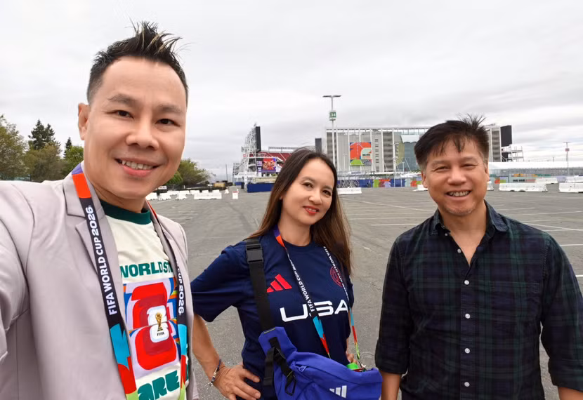 Nhà báo Trung Nghĩa cùng những người hâm mộ gốc Việt trước sân vận động San Francisco Bay Area, nơi diễn ra trận Mỹ - Bosnia & Herzegovina của vòng hai