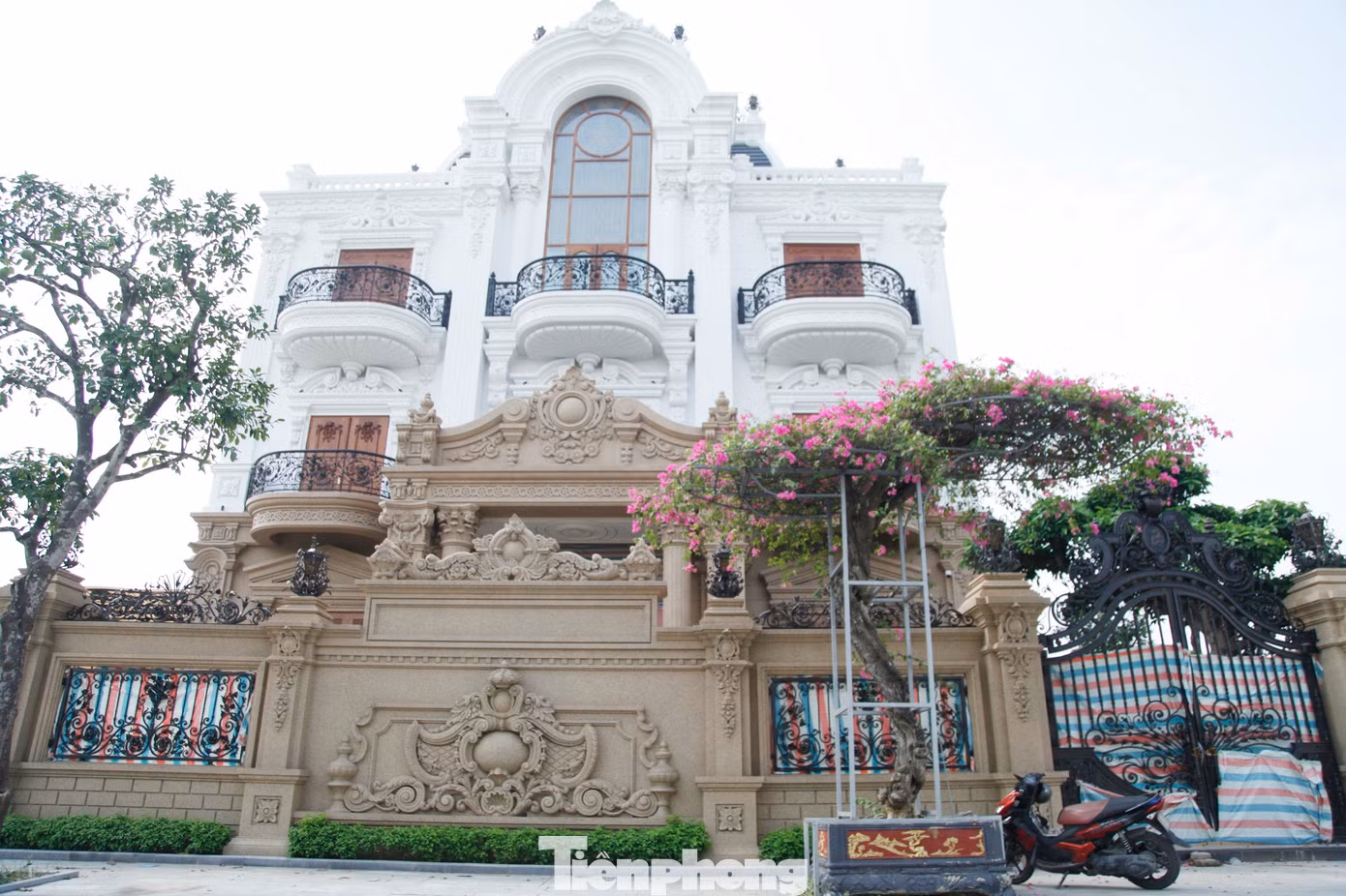 Những ngày gần đây, công việc chuẩn bị di dời căn biệt gây sự chú ý của nhiều người.