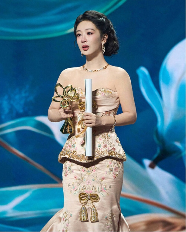 Tại Lễ trao giải liên hoan truyền hình Thượng Hải (Bạch Ngọc Lan) lần thứ 31, Dương Tử đã nói với người hâm mộ: “Cô gái của các bạn đã không làm các bạn thất vọng”.