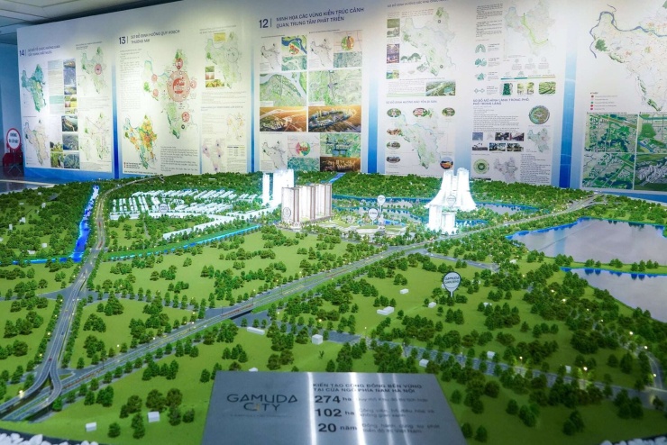 Trong số 11 nhóm giải pháp đột phá được xác lập, nổi bật là phát triển liên kết vùng theo mô hình “hạt nhân - vệ tinh”; đột phá hệ thống đường sắt đô thị với tổng chiều dài quy hoạch khoảng 1.153 km gắn với mô hình phát triển đô thị theo định hướng giao thông công cộng (TOD); hình thành các thiết chế đặc biệt tại các cực tăng trưởng, tiêu biểu là Khu thương mại tự do gắn với đô thị Sân bay phía Bắc và đô thị Khoa học Công nghệ Hòa Lạc; kiến tạo trục Đại lộ cảnh quan sông Hồng - biểu tượng phát triển mới của Thủ đô; cùng định hướng quy hoạch Cảng hàng không thứ 2 - Vùng Thủ đô tại phía Nam và các giải pháp xây dựng đô thị thông minh - xanh - bền vững, hướng tới mục tiêu phát thải ròng bằng “0”. Ảnh Nguyễn Thắng.
