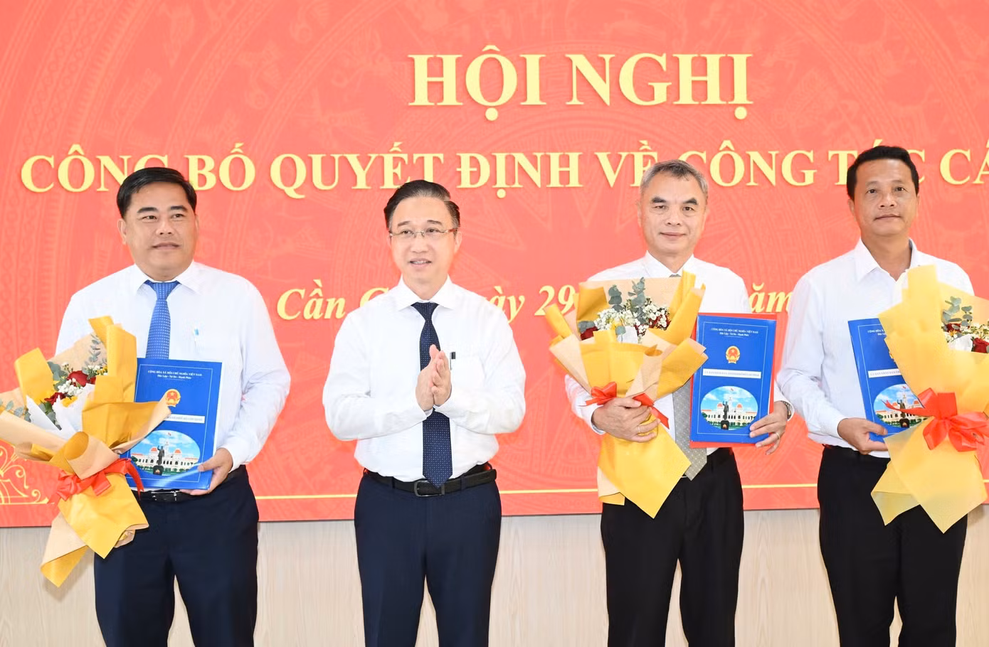 Phó Bí thư Thành ủy TPHCM Đặng Minh Thông trao quyết định cho ông Mai Trung Hưng (thứ 2 từ phải qua). Ảnh: Việt Dũng